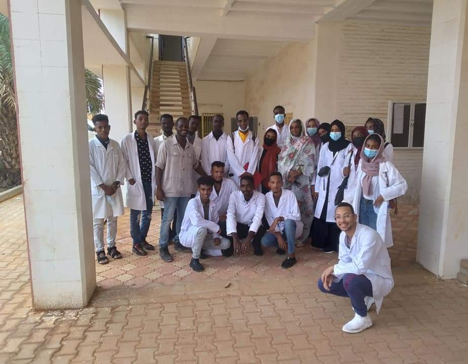 طلاب الهندسة يقفون ميدانيا علي العمليات الكيمائية في صناعة الجلود