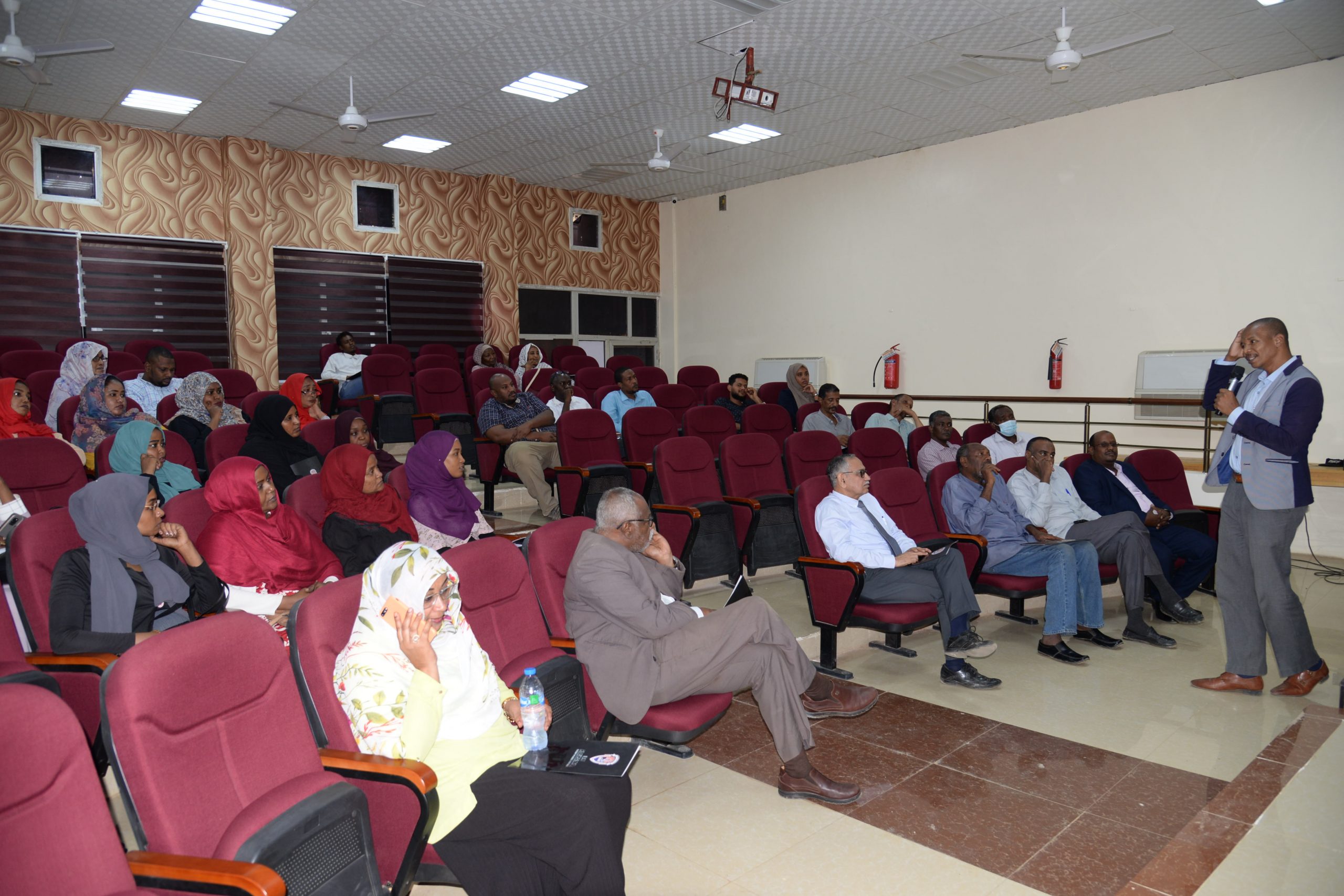 ورشة تدريبية عن كيفية استخدام خدمات المكتبة الالكترونية