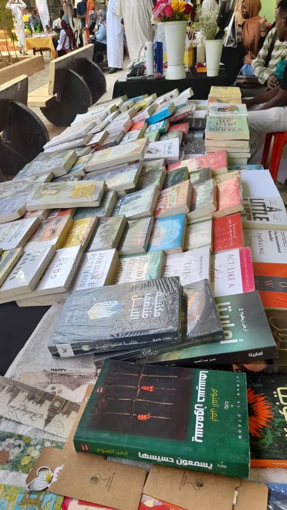 المشاركون في (بازار ) العلوم الإدارية ..مجتمع التقانة متفهم للفكرة