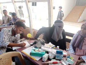 طلاب جامعة العلوم والتقانة يطلقون حملة لـ(التبرع بالدم ) لدعم المعمل المركزي!